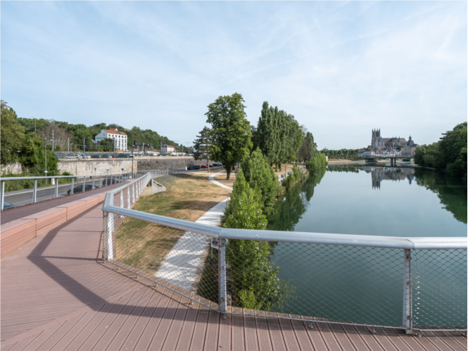 Vue de la passerelle reliant le centre-ville de Meaux à Grand Ile, quartier médiéval situé dans le bras de la rivière